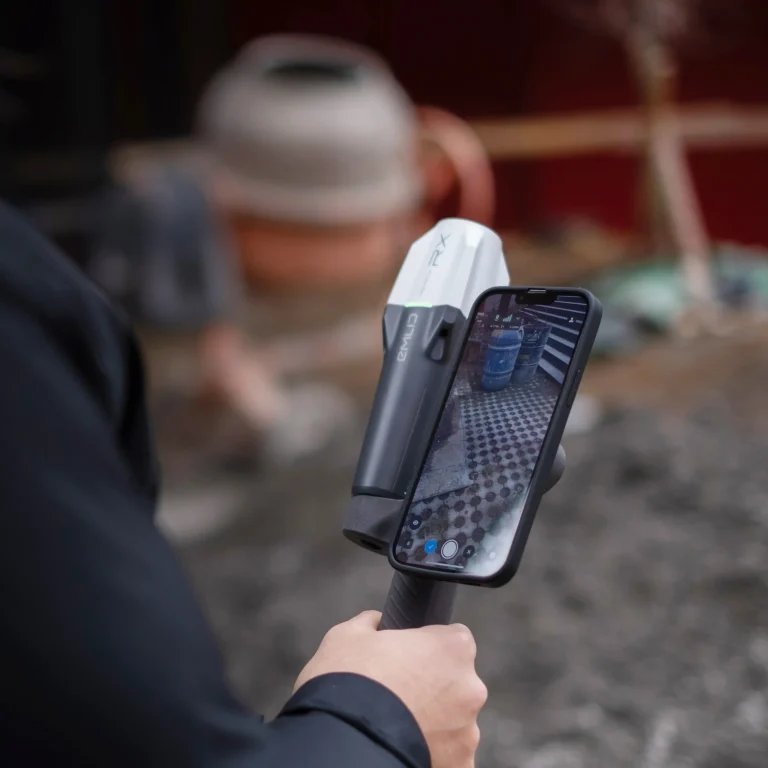 Ingénieur topographe effectue un scan 3D avec le kit de scan Pix4D Emlid
