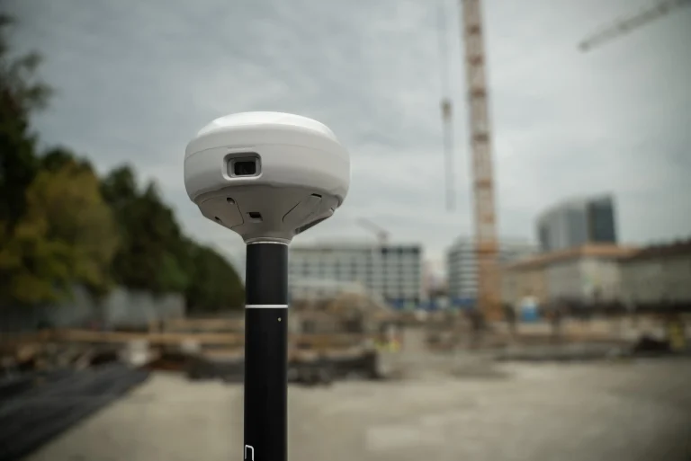 Le Reach RS4 Pro avec sa caméra de réalité augmentée sur un chantier
