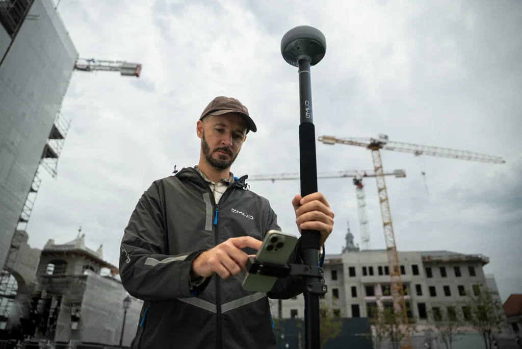 Utilisation du Reach RS4 GNSS RTK pour des mesures topographiques et géodésiques de haute précision sur site.