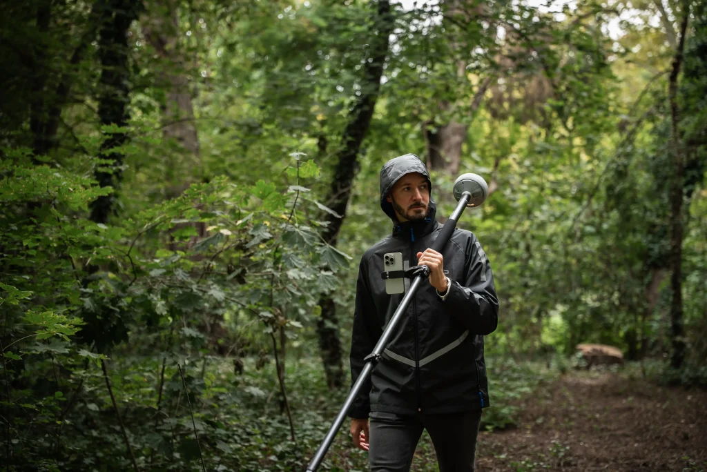 Le reach RS4 utilisé en milieu forestier par un technicien