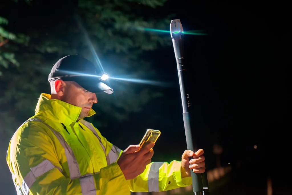 EMLID Reach RX2 sur canne avec opérateur et lampe frontale