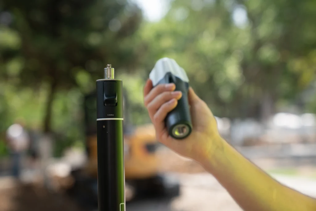 EMLID Reach RX2 avec système d'attache rapide dans la main d'un opérateur