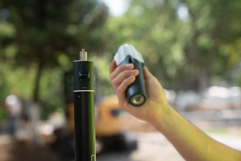 EMLID Reach RX2 avec système d'attache rapide dans la main d'un opérateur