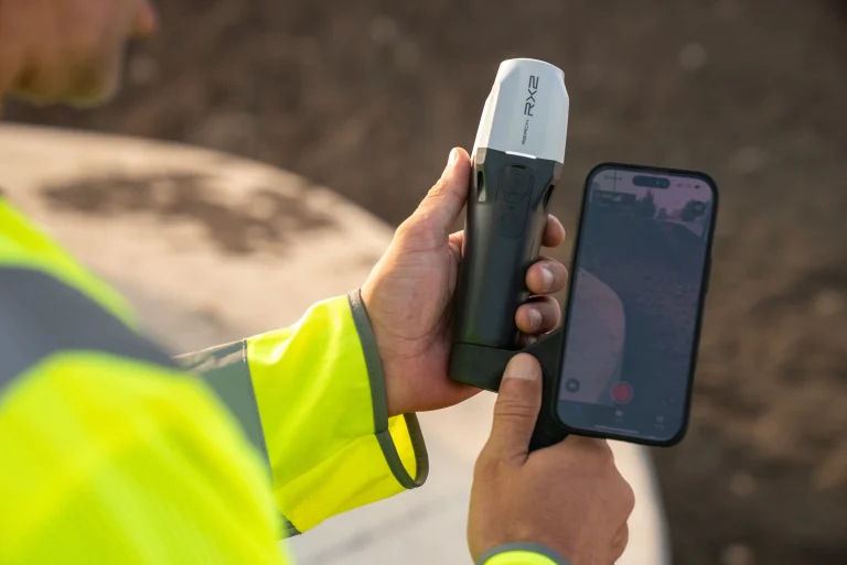 EMLID Reach RX2 sur support Pix4D dans la main d'un opérateur